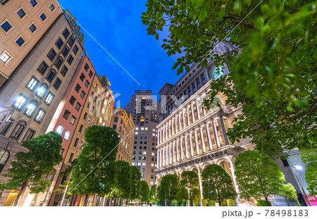 日本の東京都市景観　イタリア街の街並みを望む（夜景）・汐留＝東京都港区東新橋 78498183