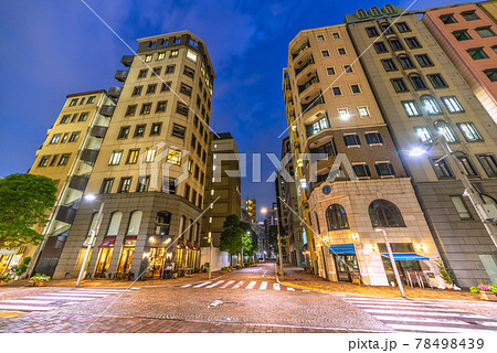 日本の東京都市景観 散策に人気のイタリア街の街並みを望む 夜景 汐留 東京都港区東新橋の写真素材