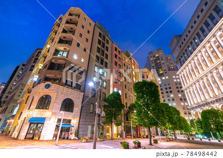 日本の東京都市景観 散策に人気のイタリア街の街並みを望む 夜景 汐留 東京都港区東新橋の写真素材