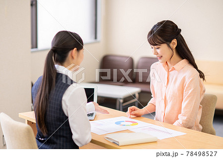 相談する若い女性 78498527