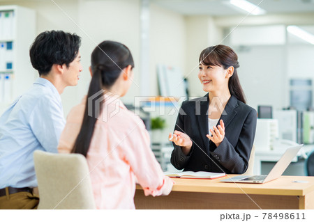 相談する若い夫婦 相談する若い夫婦 78498611