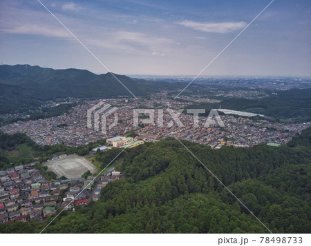 多峯主山山頂からの日高市街・巾着田方面の壮大な眺め 埼玉県飯能市(ドローンによる空撮) 多峯主山山頂からの日高市街・巾着田方面の壮大な眺め 埼玉県飯能市(ドローンによる空撮) 78498733