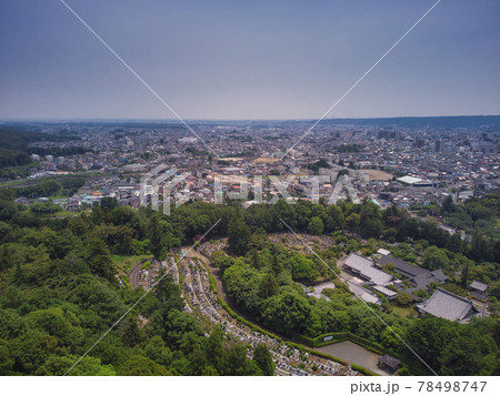 天覧山山頂からの能仁寺と飯能市街の雄大な眺め 埼玉県飯能市(ドローンによる空撮) 天覧山山頂からの能仁寺と飯能市街の雄大な眺め 埼玉県飯能市(ドローンによる空撮) 78498747