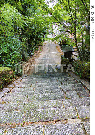 正法寺・霊明神社前の階段（京都府京都市東山区清閑寺霊山町25） 78498950