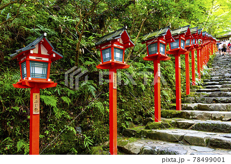 京都 貴船神社の石階段と灯篭（京都市左京区）の写真素材 [78499001] - PIXTA