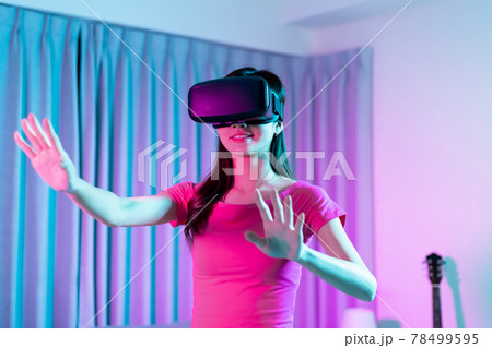 woman play 3D vr game woman play 3D vr game 78499595