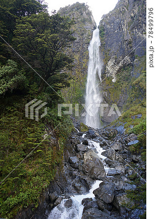 ニュージーランド　デビルズ・パンチボウル滝 78499796