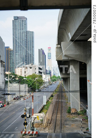タイ・バンコクにある、タイ国有鉄道（SRT）アソーク駅のホームと線路 78500073