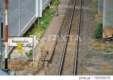 タイ・バンコクにある、タイ国有鉄道(SRT)アソーク駅のホームと線路 タイ・バンコクにある、タイ国有鉄道(SRT)アソーク駅のホームと線路 78500076