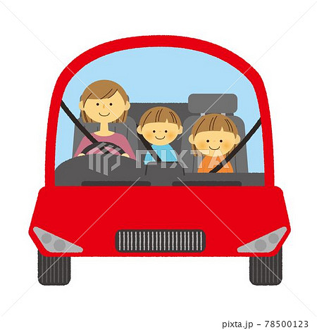 赤い車を運転する女性と同乗する女の子と後部座席の男の子 赤い車を運転する女性と同乗する女の子と後部座席の男の子 78500123