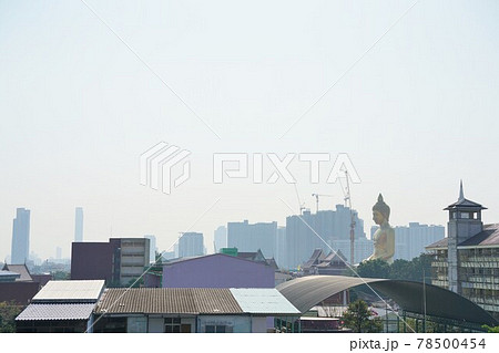 MRTブルーラインのバンパイ駅から見たワット・パクナムの巨大仏像 MRTブルーラインのバンパイ駅から見たワット・パクナムの巨大仏像 78500454