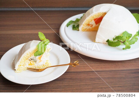 ドーム型の生クリームケーキ、フルーツ入りケーキ、デコレーションケーキ ドーム型の生クリームケーキ、フルーツ入りケーキ、デコレーションケーキ 78500804