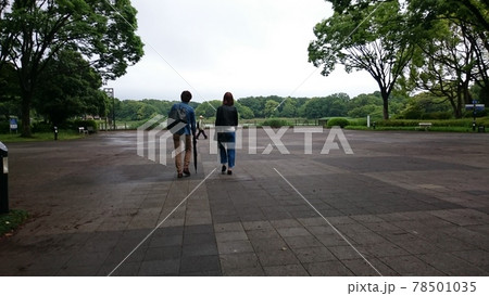公園を散歩するカップル 公園を散歩するカップル 78501035