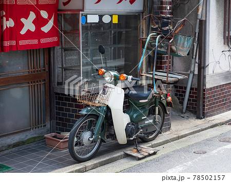 ラーメン屋の店先の出前機が付いたバイクの写真素材 [78502157] - PIXTA