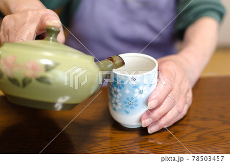 お茶を飲むシニア女性 お茶を飲むシニア女性 78503457