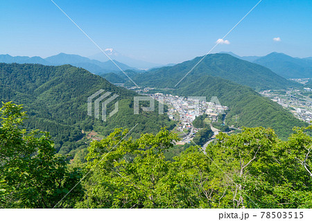 菊花山の山頂付近から見た大月市街と富士山 78503515