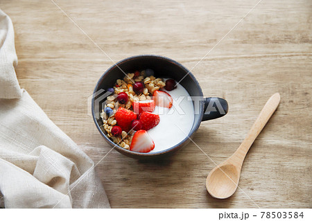 ヨーグルトとイチゴとシリアルでダイエット 78503584