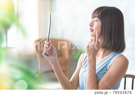 鏡を見る女性 78503878