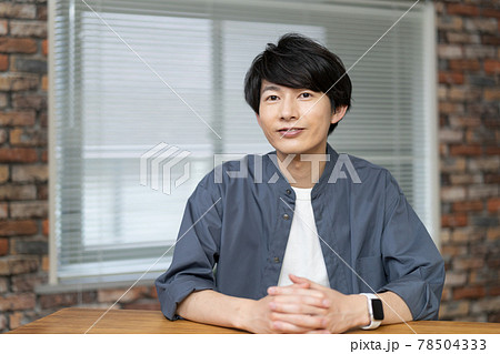 20代前半の男性　ポートレート 78504333