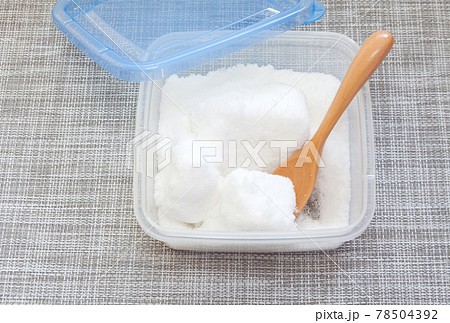 調味料容器の中でカチカチに固まった砂糖 78504392