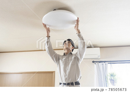 シーリングライトの取り付ける電気工事の男性作業員 シーリングライトの取り付ける電気工事の男性作業員 78505673