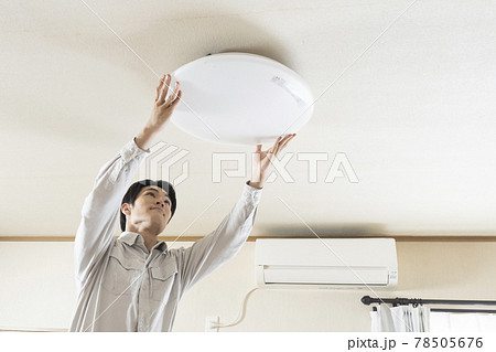 シーリングライトを取り付ける電気工事の男性作業員 シーリングライトを取り付ける電気工事の男性作業員 78505676