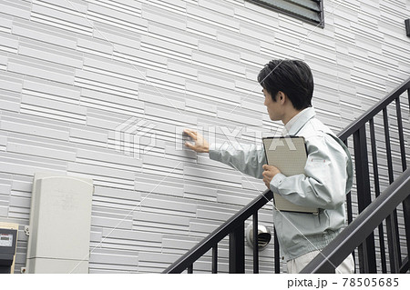 外壁塗装の見積もりをする営業マン 78505685