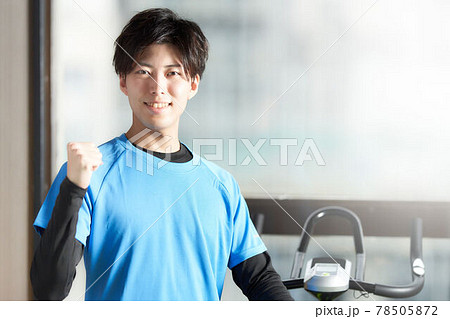 ポーズをとるトレーニングウェア姿の若い男性 78505872