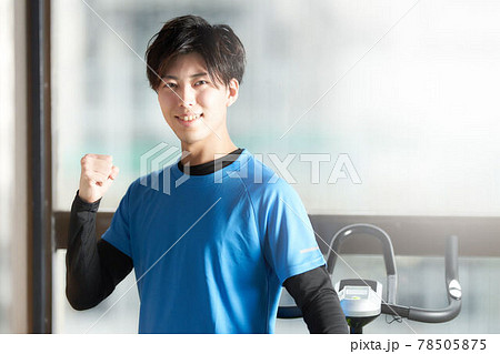 ポーズをとるトレーニングウェア姿の若い男性 78505875