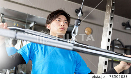 ラットプルマシンでトレーニングをする若い男性 78505883
