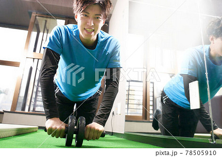 ローラーでトレーニングをする若い男性 78505910