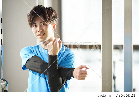 カメラを見つめるスポーツウェアの若い男性 78505921