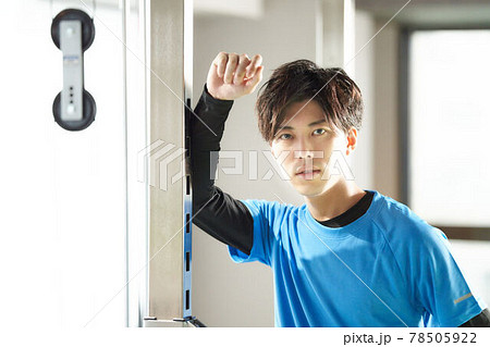 カメラを見つめるスポーツウェアの若い男性 78505922