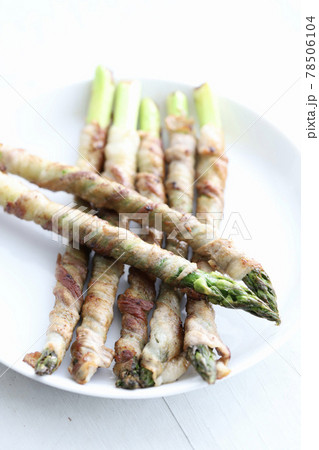 ジューシーな北海道産グリーンアスパラの豚バラ巻き 78506104