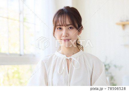 オンライン会議をする女性 オンライン会議をする女性 78506528