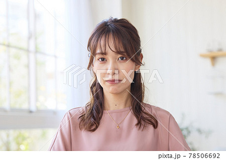 オンライン会議をする女性 オンライン会議をする女性 78506692