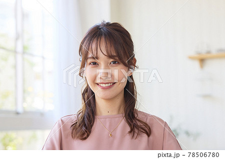 オンライン会議をする女性 オンライン会議をする女性 78506780