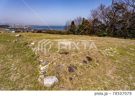 鳥取県 妻木晩田遺跡の墳丘墓の向こうに日本海が見える 鳥取県 妻木晩田遺跡の墳丘墓の向こうに日本海が見える 78507079