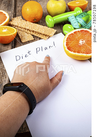 Female hand shows the diet plan. Female hand shows the diet plan. 78507198