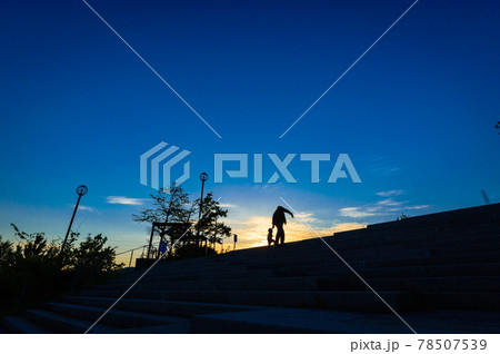 夕景の高台の風景、夕陽とシルエット、宝塚市山手台北公園、4月24日、日本 夕景の高台の風景、夕陽とシルエット、宝塚市山手台北公園、4月24日、日本 78507539