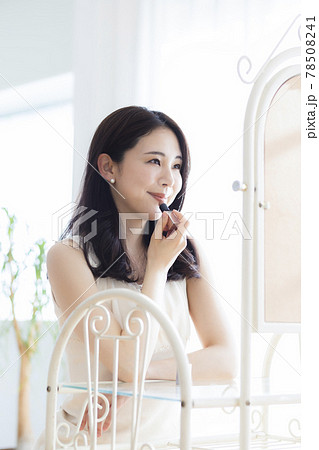 女性　メイクアップ　ビューティー 78508241