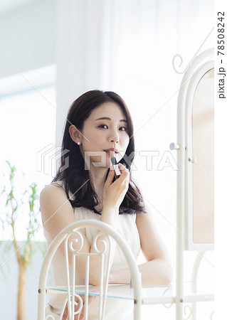 女性　メイクアップ　ビューティー 78508242
