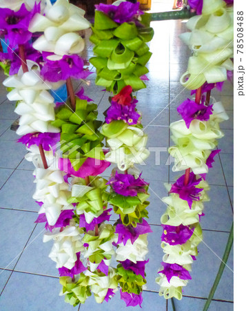 チリで見かけたポリネシアン文化の花飾り、色鮮やかなフラワーレイ チリで見かけたポリネシアン文化の花飾り、色鮮やかなフラワーレイ 78508488