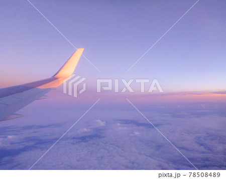 フライト中に飛行機の機内窓から見える幻想的な空の雲海の眺め フライト中に飛行機の機内窓から見える幻想的な空の雲海の眺め 78508489