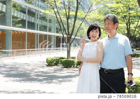 スマホを操作しながら寄り添うシニア夫婦 スマホを操作しながら寄り添うシニア夫婦 78509016