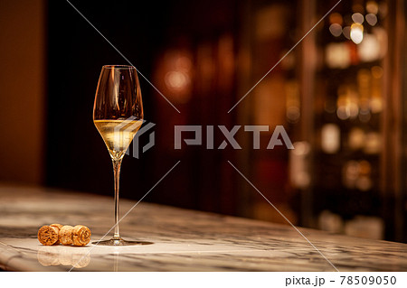 お洒落なシャンパンバーのカウンター 78509050