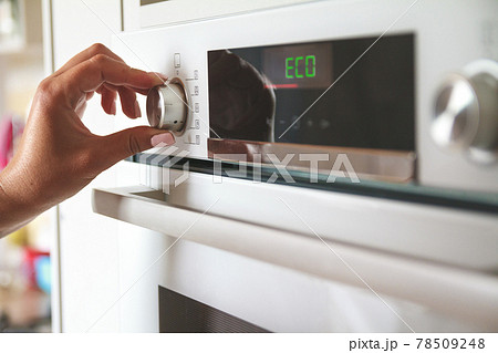 The choice of the eco mode of operation of the electric oven 78509248