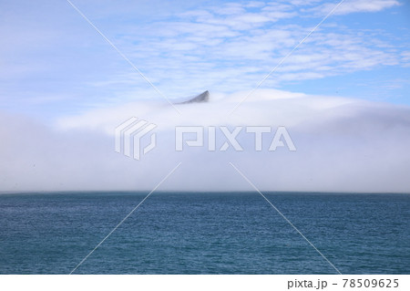サウスジョージア島付近の雲に覆われた山 78509625