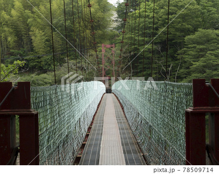 信貴山のとっくり湖に架かるとっくり吊り橋 信貴山のとっくり湖に架かるとっくり吊り橋 78509714