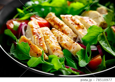 Grilled chicken breast and salad. Fresh vegetable salad with tomato, arugula, spinach and grilled chicken meat in bowl, healthy food. 78510977